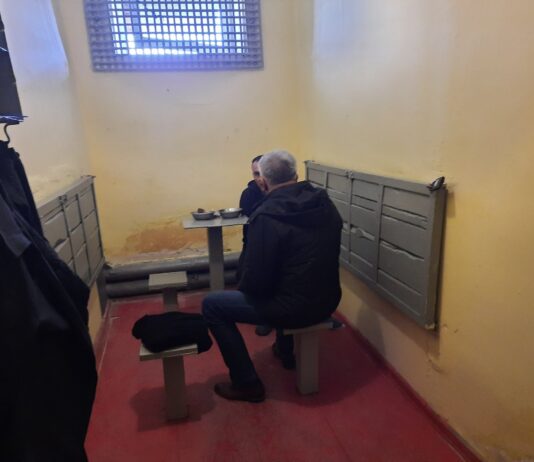 В колонии на Николаевщине осужденных заставляют дробить гранит и рубить лесопосадки