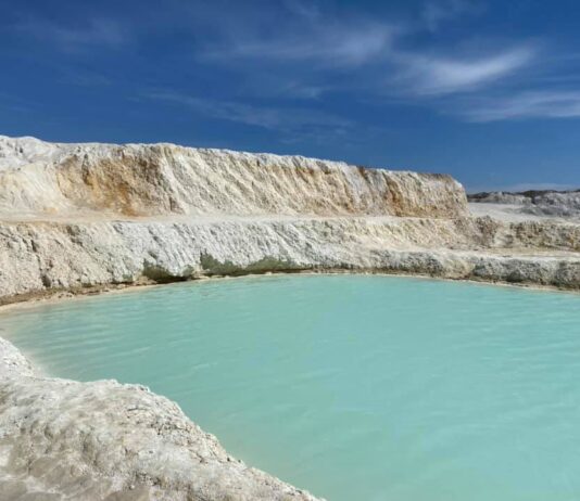 Уникальное голубое озеро на Николаевщине назвали опасным и откачали воду