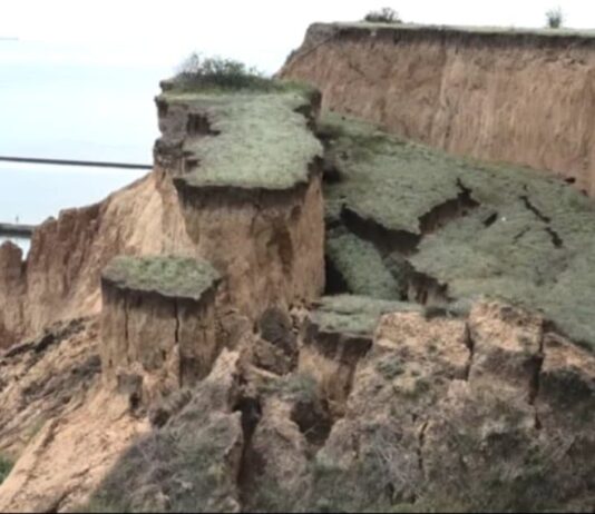 Пропасть в море: возле Коблево зафиксировали масштабный оползень