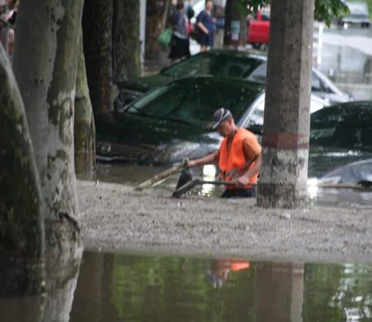 Аномальные осадки и скошенная трава: как власть в Николаеве оправдывается за подтопление центра города по пояс