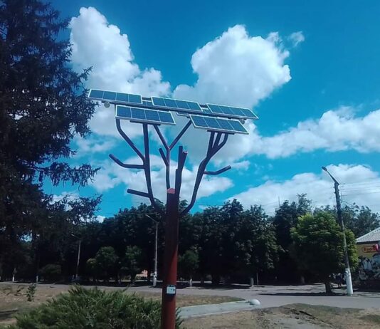 Подзарядить телефон под открытым небом: на Николаевщине установили еще одно «Солнечное дерево»