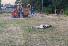 Коммунальщикам некогда: в парке «Победа» неравнодушные николаевцы освободили детскую площадку от зарослей