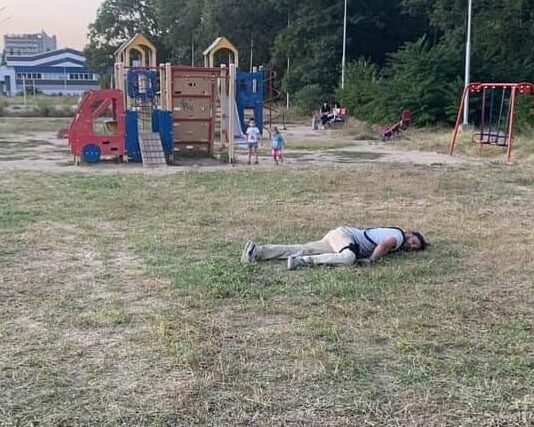 Коммунальщикам некогда: в парке «Победа» неравнодушные николаевцы освободили детскую площадку от зарослей