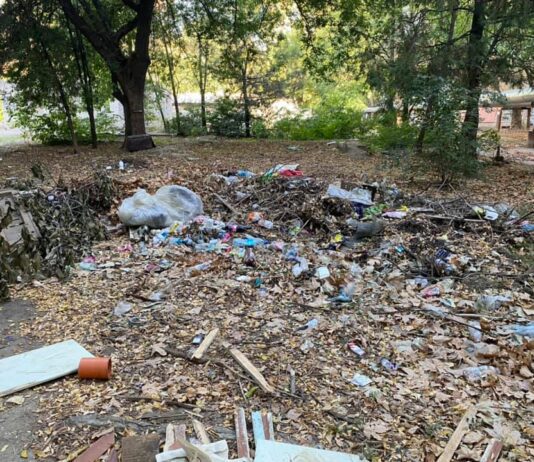 Иглы, шприцы, бульбуляторы: в Николаеве территория заброшенного детского сада №15 превратилась в притон и помойку