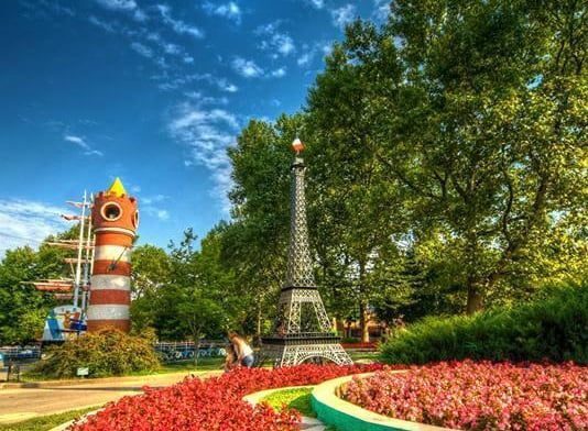 Огромный байк, Шуховская и Эйфелева башня в миниатюре: уникальные объекты детского городка «Сказка» в Николаеве