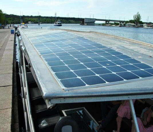 Будущее уже рядом: в Николаеве речные прогулки осуществляют за счет солнечной энергии