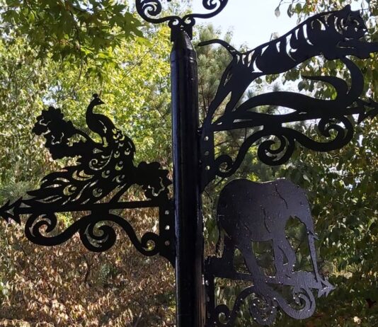 Железные звери: в Николаевском зоопарке установили новые указатели