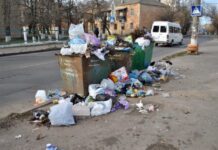 В Администрации Заводского района показали горожанам, как нужно выбрасывать мусор