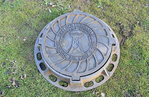 В «Николаевводоканале» пожаловались, что горожане продолжают смывать мусор в канализацию