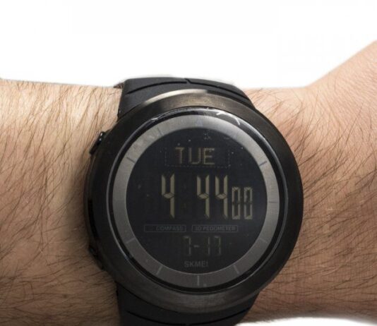 Часы с компасом — практичный и функциональный аксессуар