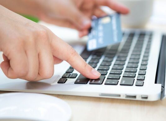 По каким критериям работают массовые выплаты на карту?