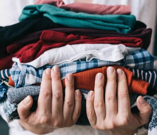 Выбросить VS продать: Куда сдать старую одежду в Николаеве?