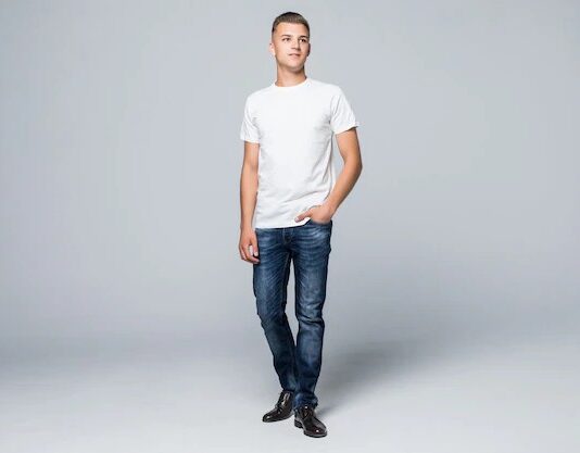 Джинсы и белая футболка как универсальное сочетание на все времена