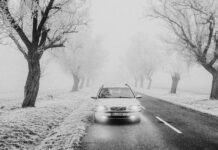 Как подготовить автомобиль к зиме? автомобиль едет по улице улице зимой