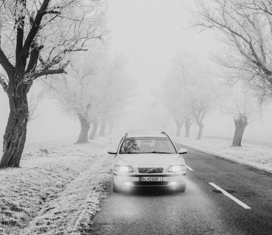 Как подготовить автомобиль к зиме? автомобиль едет по улице улице зимой